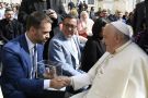 No Vaticano, governador Eduardo Leite convida o papa para visitar o Rio Grande do Sul