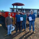 Roque Gonzales entrega equipamentos agrícolas para comunidade